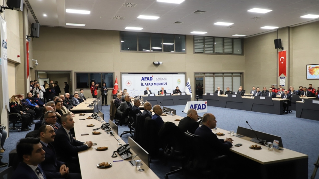 İzmir, Uşak ve Denizli'de 6 Şubat depremlerinin yıl dönümünde anma programı