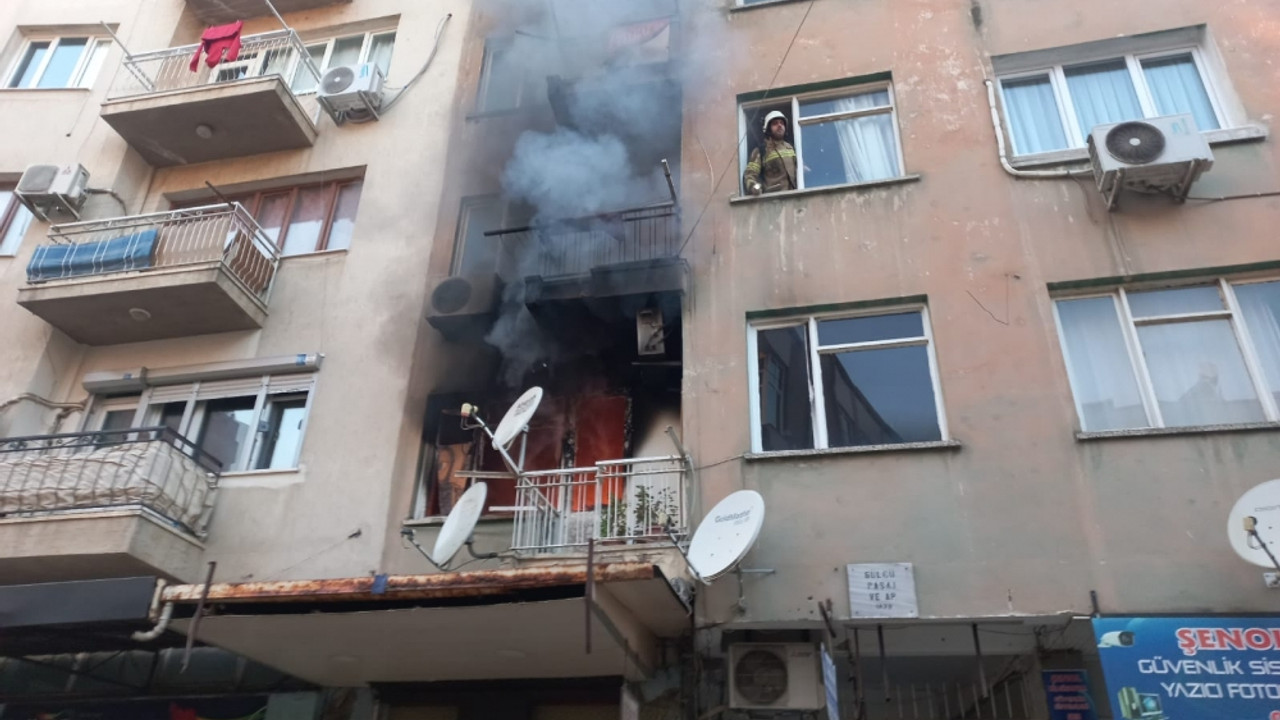 İzmir'de bir apartmanda çıkan yangında 3 kişi dumandan etkilendi
