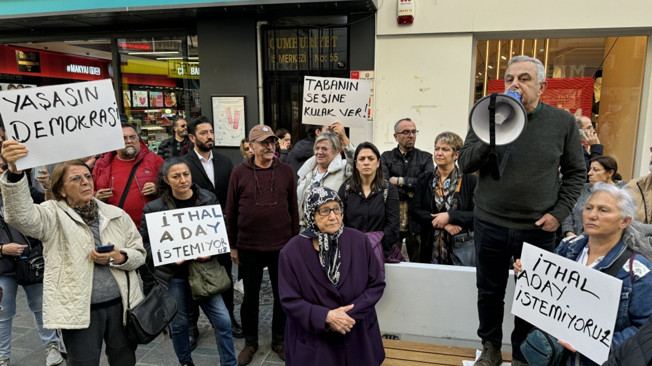 İzmir'de CHP'li bir grup, "ithal aday" protestosu yaptı