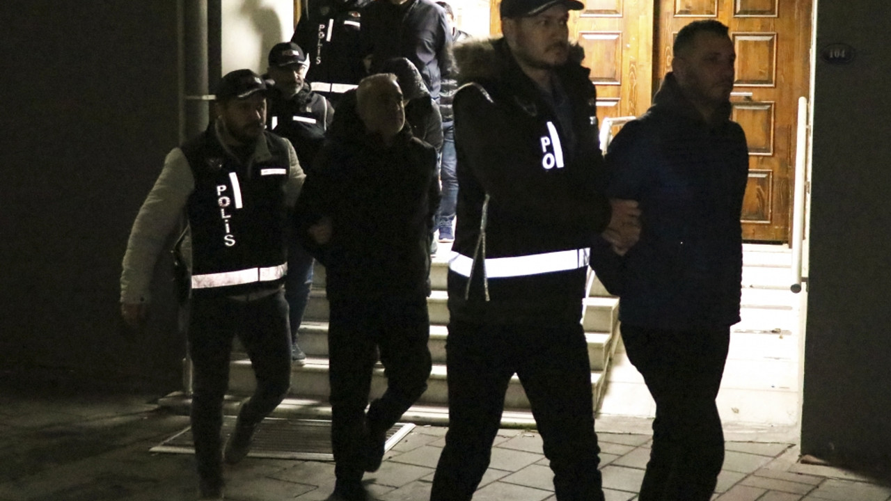 İzmir'de suç gelirlerinin aklanmasına yönelik operasyonda yakalananlardan 5'i adliyeye sevk edildi
