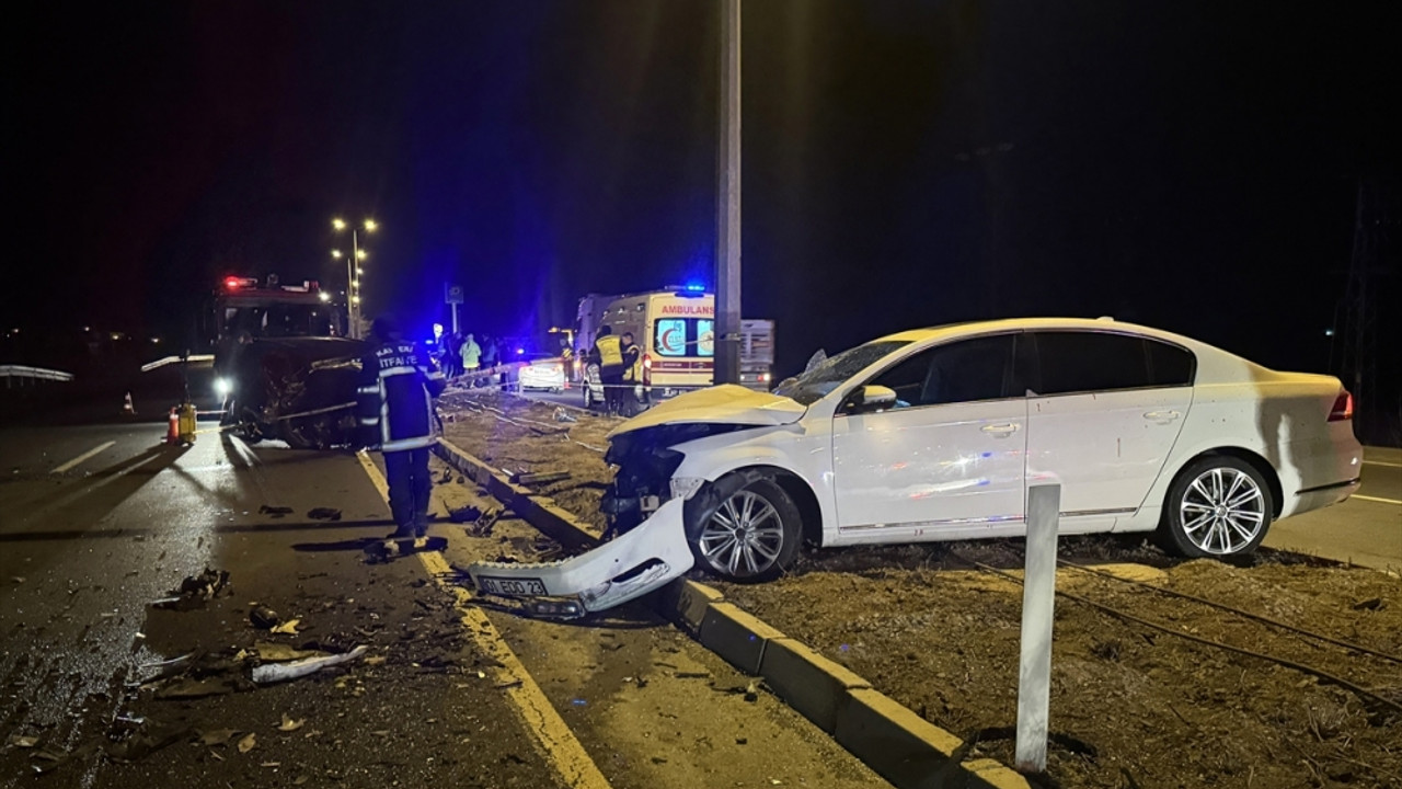 Kayseri'de iki otomobilin çarpıştığı kazada 3 kişi hayatını kaybetti