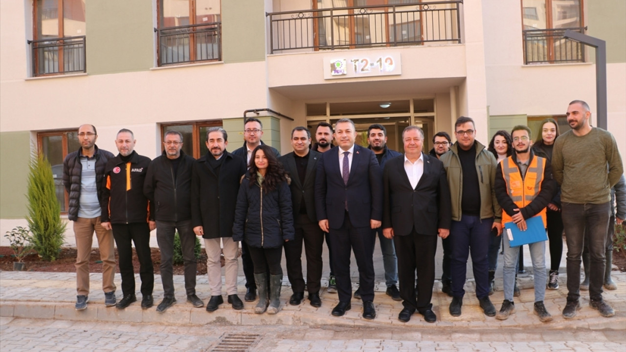 Kilis Valisi Şahin, inşası süren deprem konutlarıyla ilgili incelemelerde bulundu