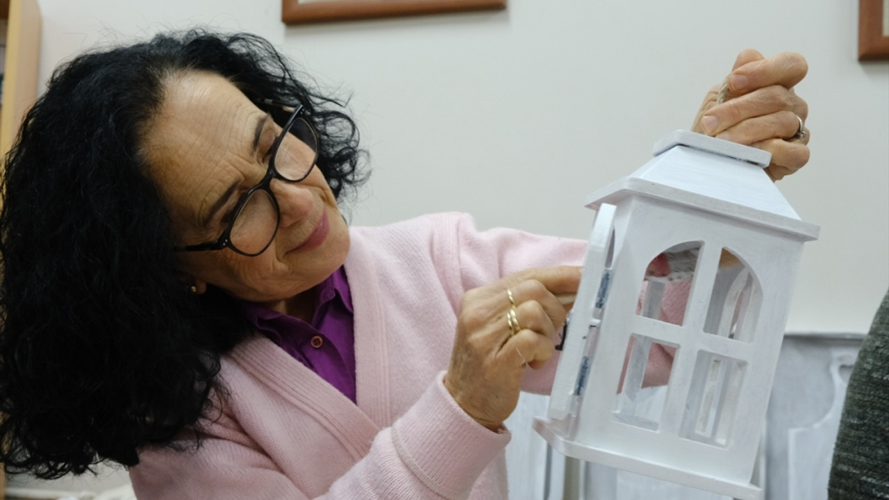 Kırklareli'nde kanser hastaları ahşaba renk vererek moral buluyor
