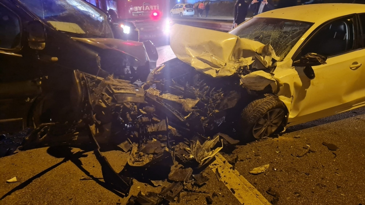 Kırklareli'nde panelvan ile otomobilin çarpıştığı kazada 2 kişi yaralandı