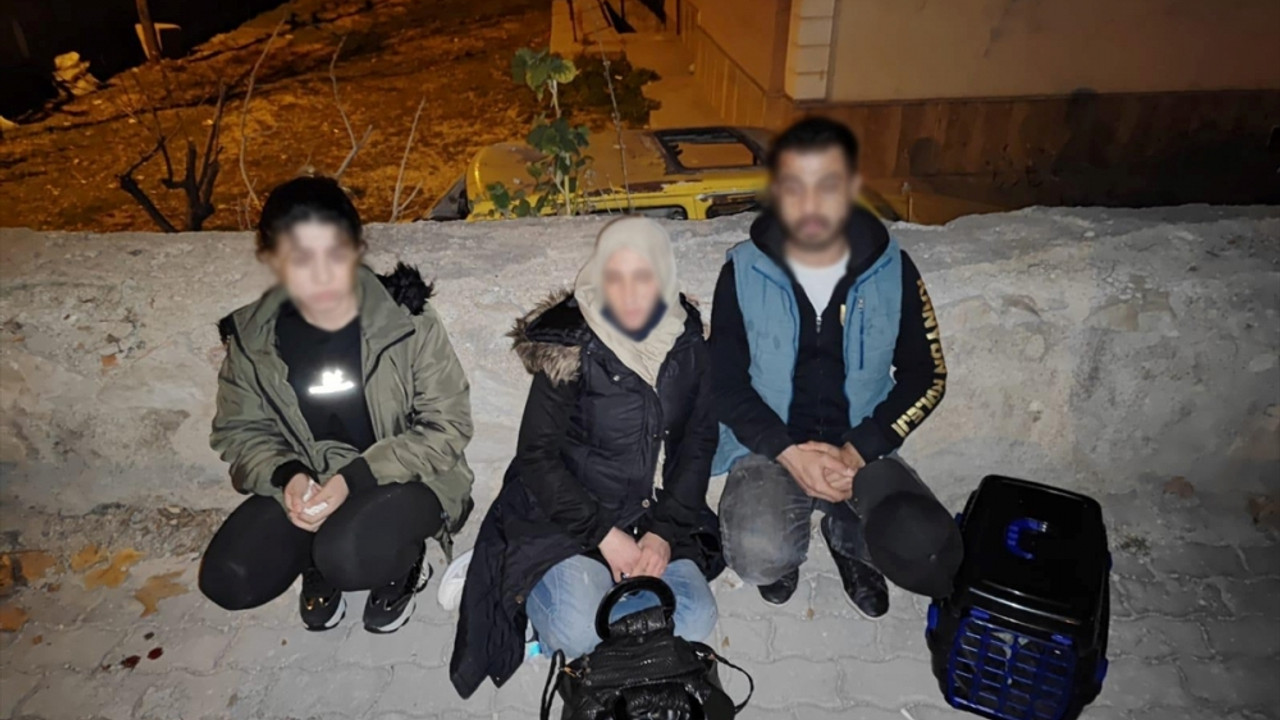 Konya'da 3 düzensiz göçmenin yakalandığı aracın sürücüsü tutuklandı