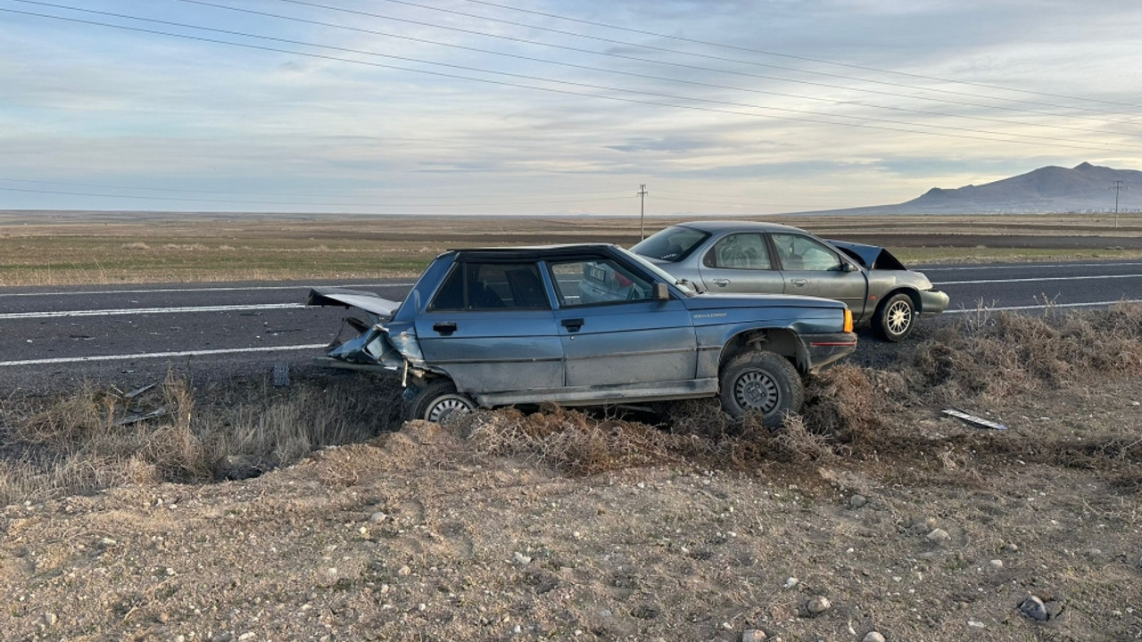 Konya'da iki otomobilin çarpıştığı kazada sürücülerden biri öldü