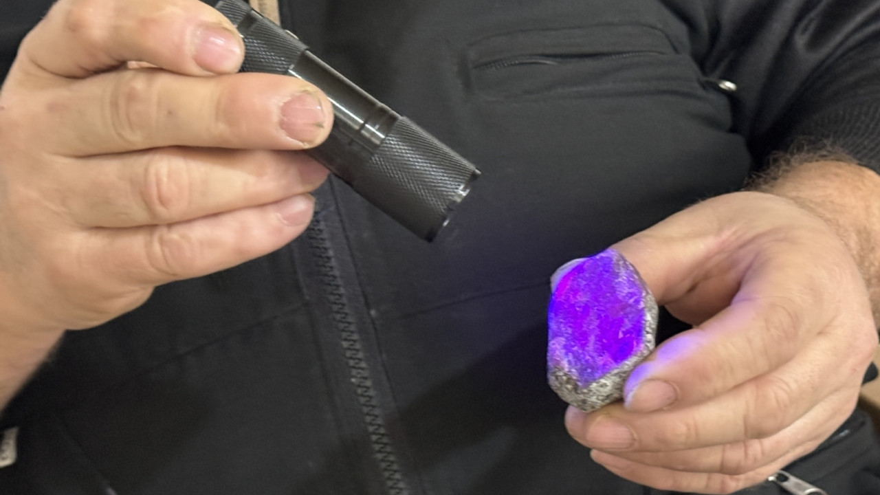 Köyünde kurduğu atölyede rengarenk taşlarla takı yapıyor