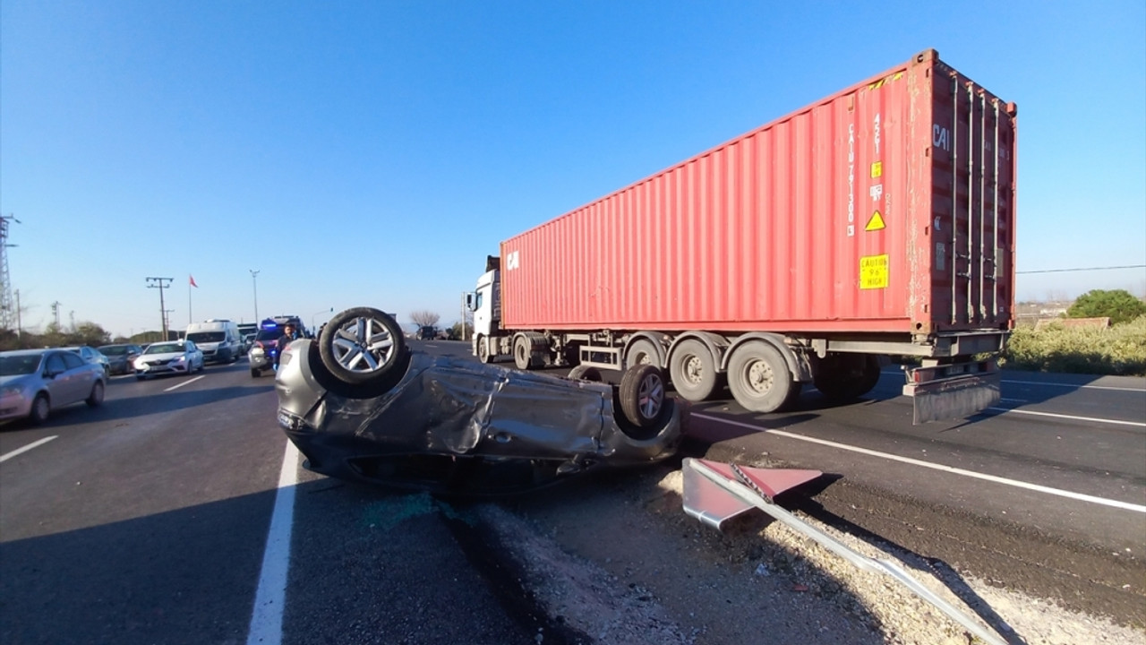 Manisa'da otomobilin tıra çarpması sonucu 7 kişi yaralandı
