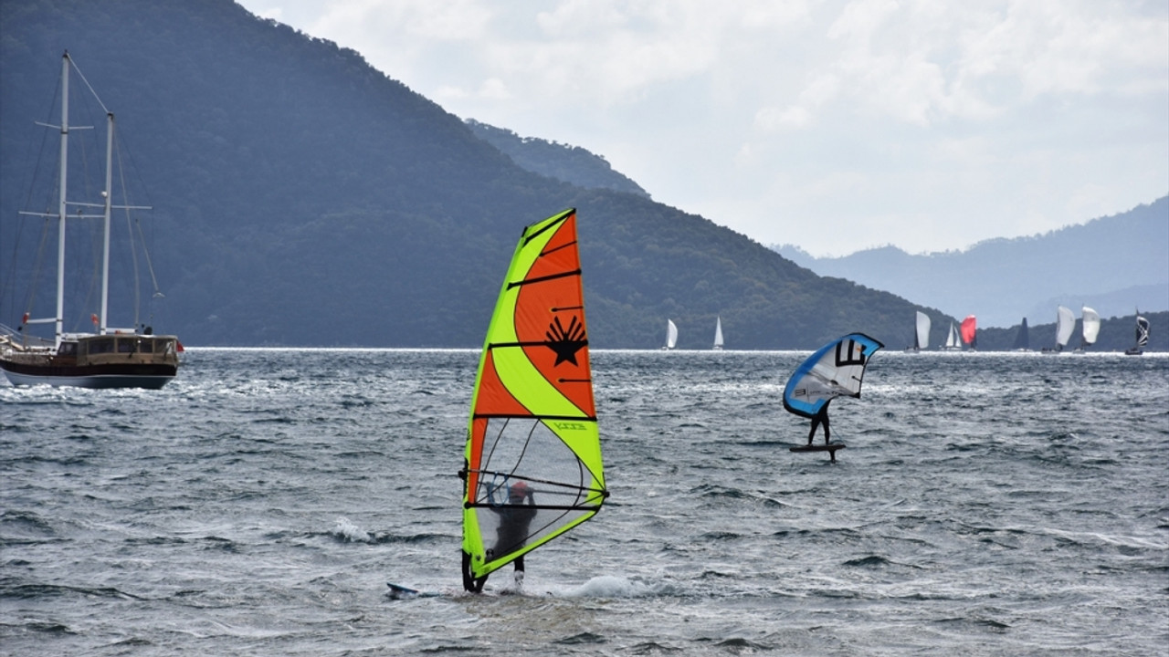Marmaris'te adrenalin tutkunları keşişlemede sörf yaptı