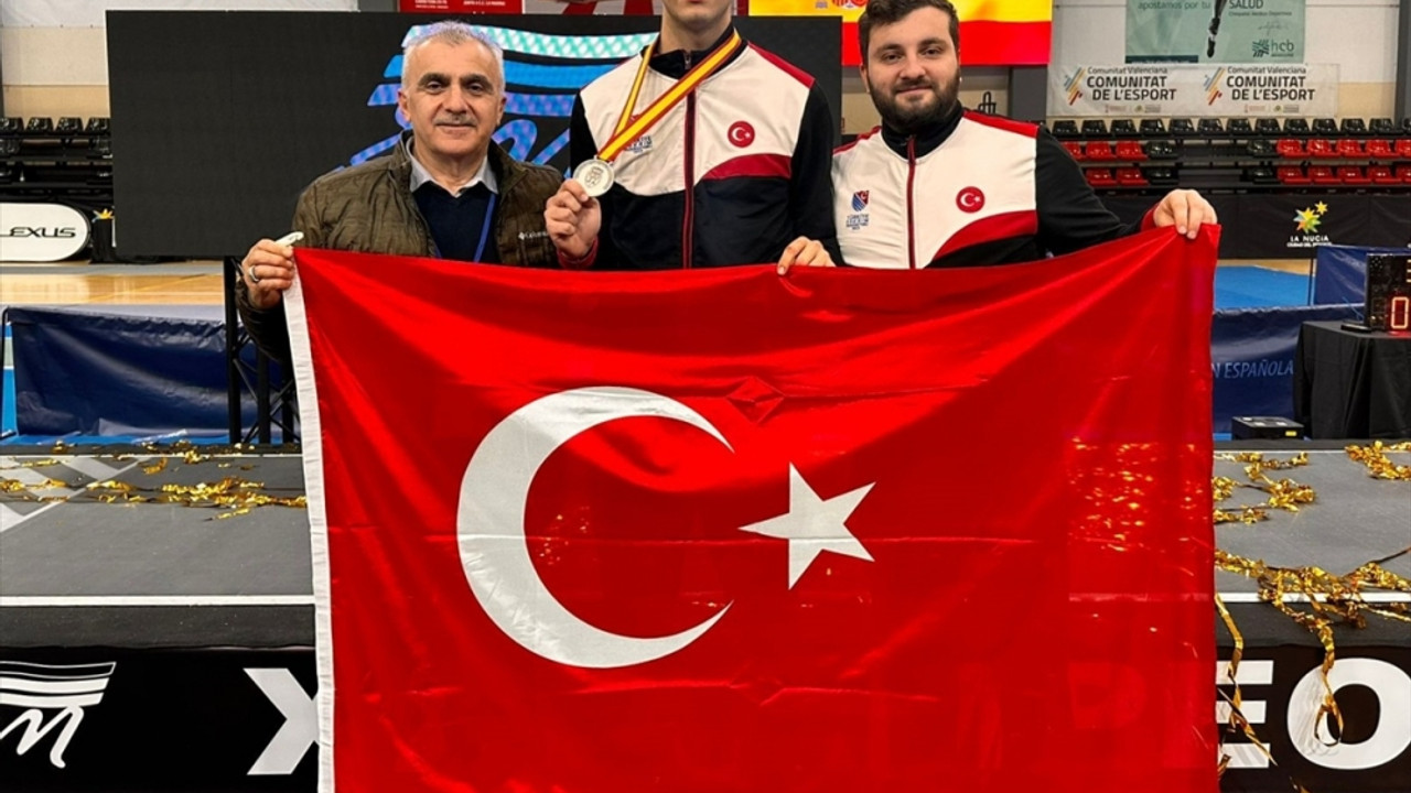 Milli eskrimci Toprak Altınçekiç, İspanya'da gümüş madalya aldı