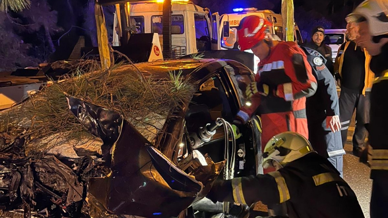 Muğla'da ağaca çarpan otomobilin sürücüsü öldü