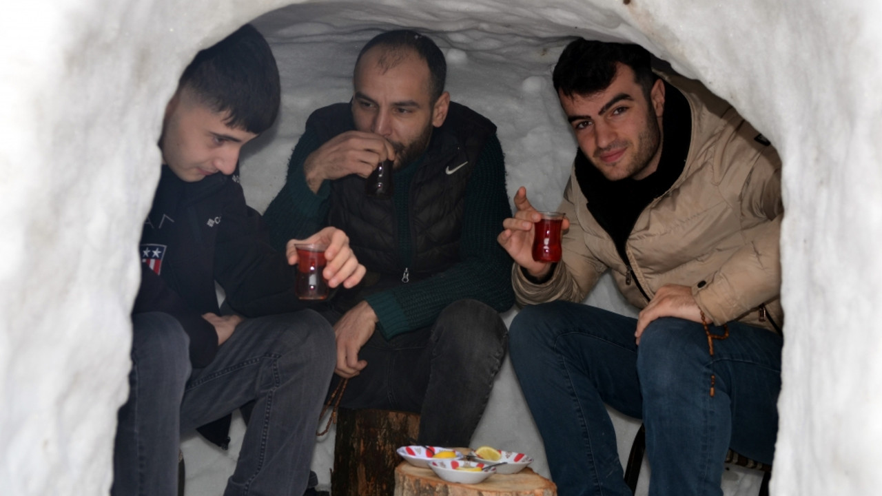 Muşlu esnaf iş yerinin önüne yaptığı igloda müşterilerine çay ikram etti