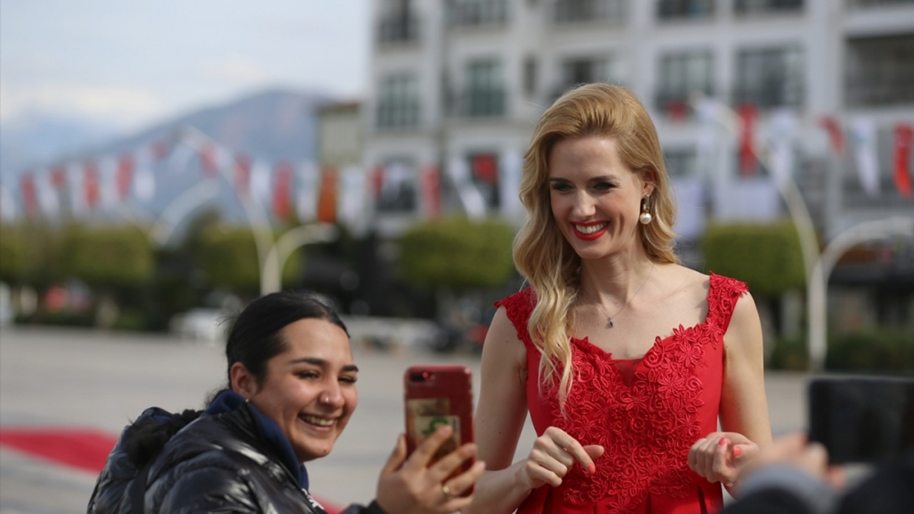 Özel tasarlanan 100 metre kuyruklu kırmızı gelinlik, Fethiye'de tanıtıldı