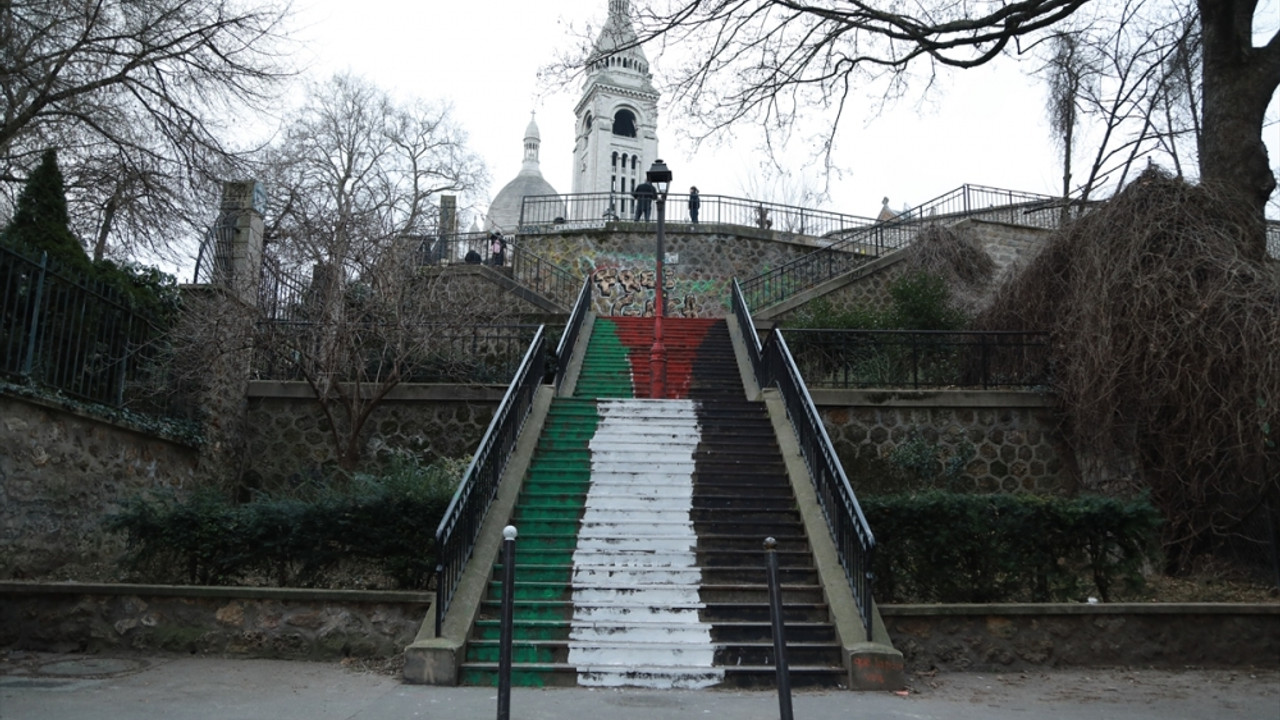 Paris'in simgelerinden Sacre Coeur'ün merdivenleri Filistin bayrağı renklerine boyandı