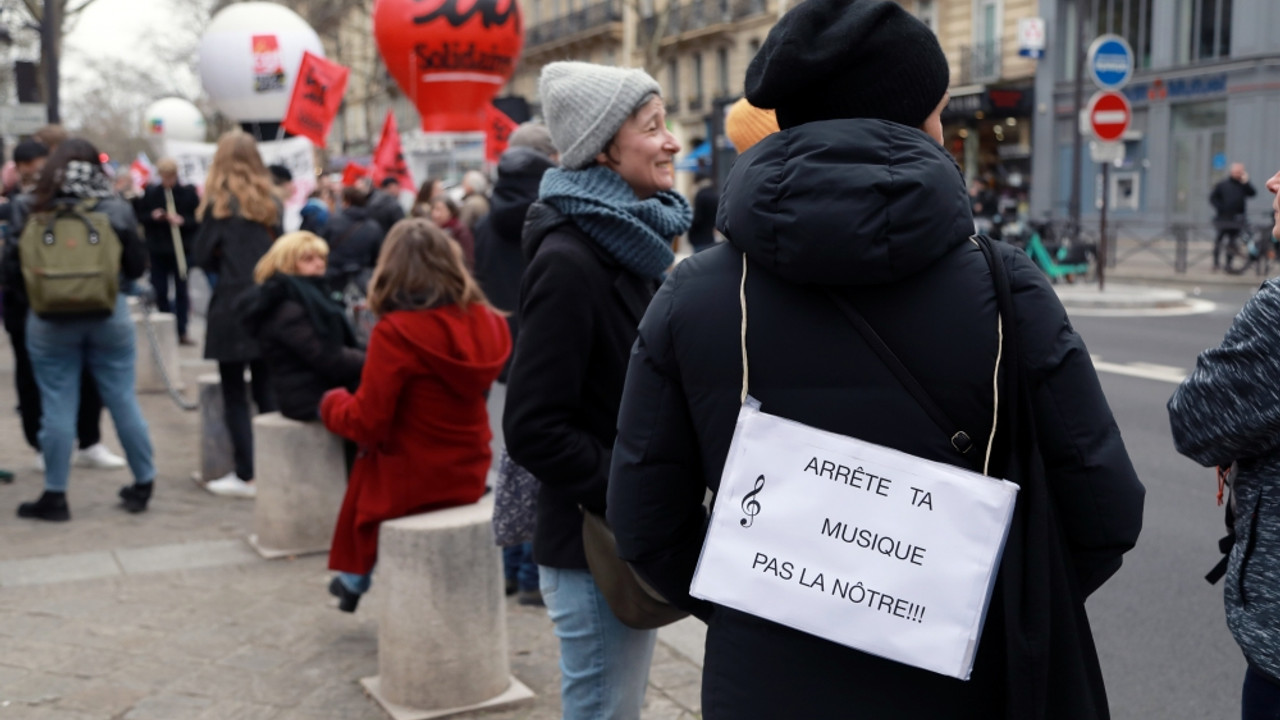 Paris'te öğretmenler maaş artışı talebiyle eylem yaptı