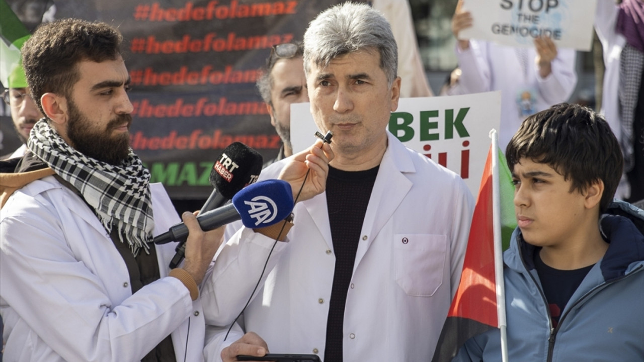 Sakarya'da hekimler ve sağlık çalışanları Gazze için "sessiz yürüyüş" yaptı