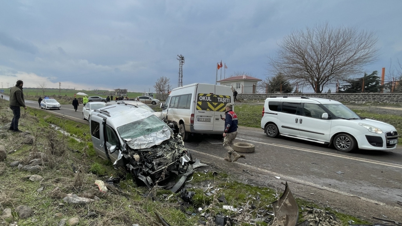 Şanlıurfa'da 3 aracın karıştığı kazada 6 kişi yaralandı