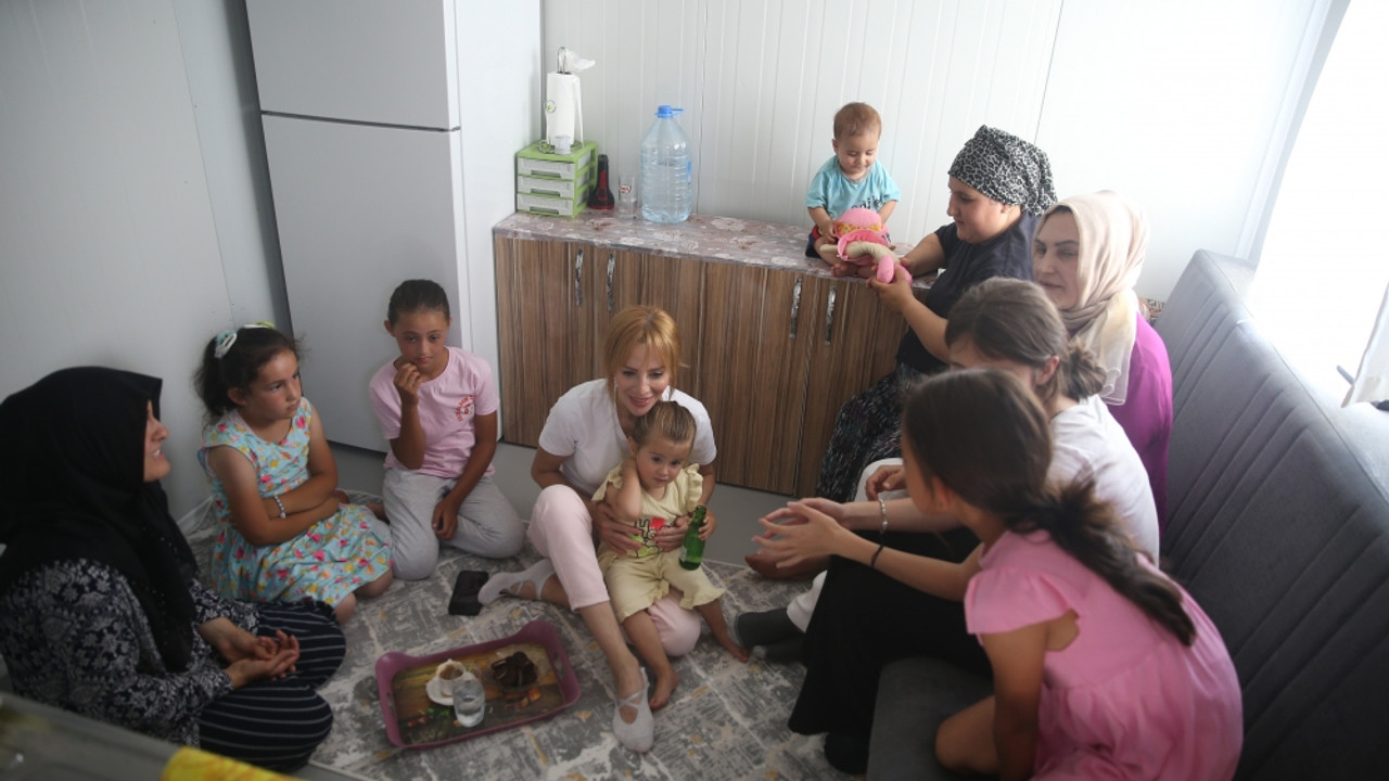 Ses sanatçısı Züleyha Ortak bir yıldır ünlüleri depremzedelerle buluşturuyor