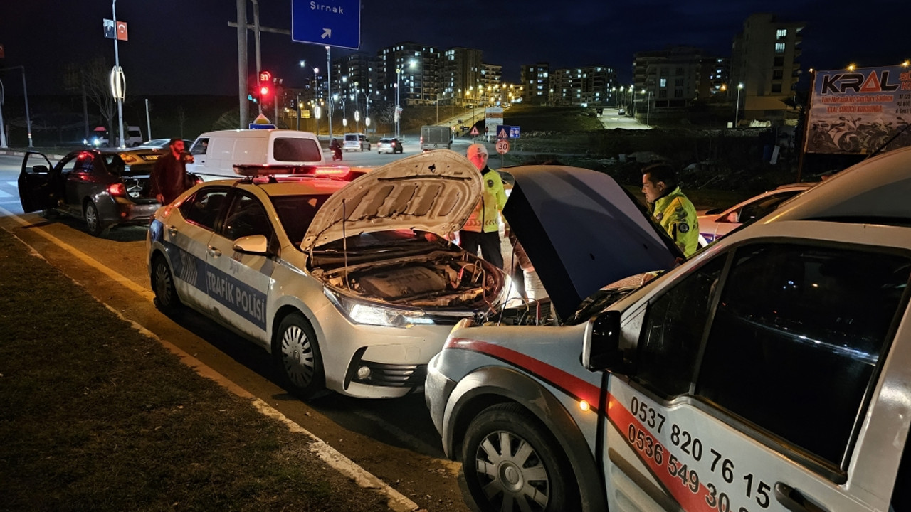 Siirt'te kamyoneti arızalanınca yolda kalan sürücüye trafik polisleri yardım etti