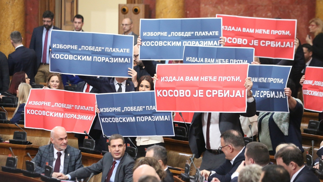 Sırbistan'da Meclis, tartışmalı 17 Aralık 2023'teki seçimin ardından ilk oturumunu düzenledi