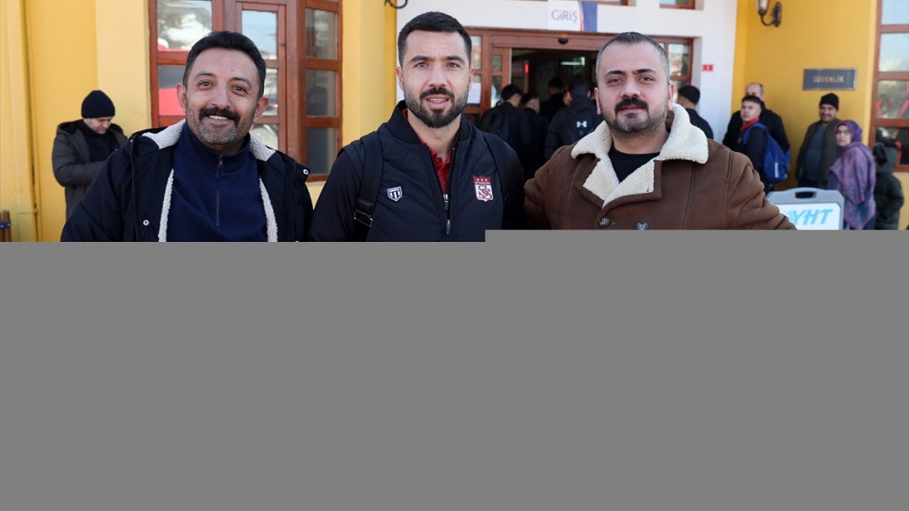 Sivasspor kafilesi, MKE Ankaragücü karşılaşması için Ankara'ya YHT ile gitti