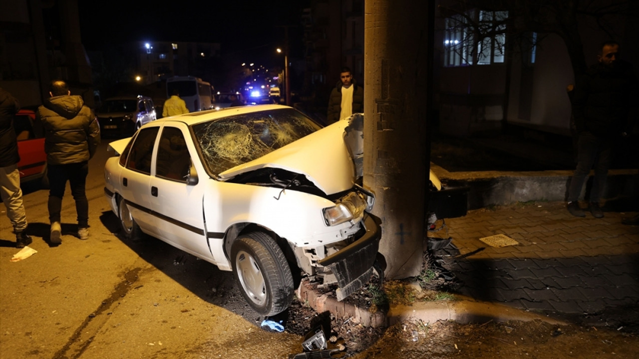 Sivas'ta aydınlatma direğine çarpan otomobilde sıkışan 3 kişi yaralandı