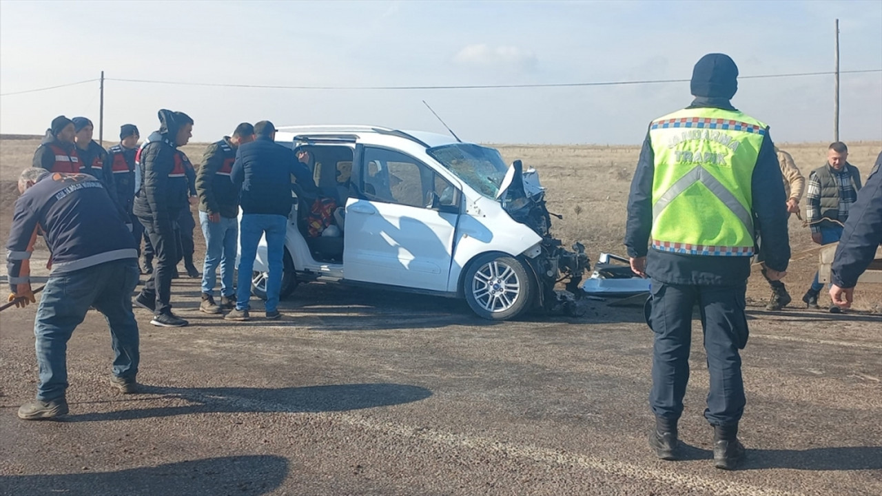 Sivas'ta iki hafif ticari araç çarpıştı, 1 kişi öldü, 1 kişi yaralandı
