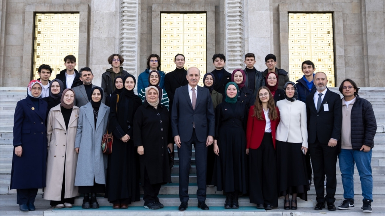 TBMM Başkanı Kurtulmuş, Meclis'i ziyaret eden öğrencilerle görüştü