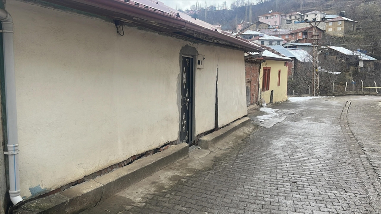 Tokat'ta bir köyde heyelan nedeniyle 10 evin sakinleri tahliye edildi