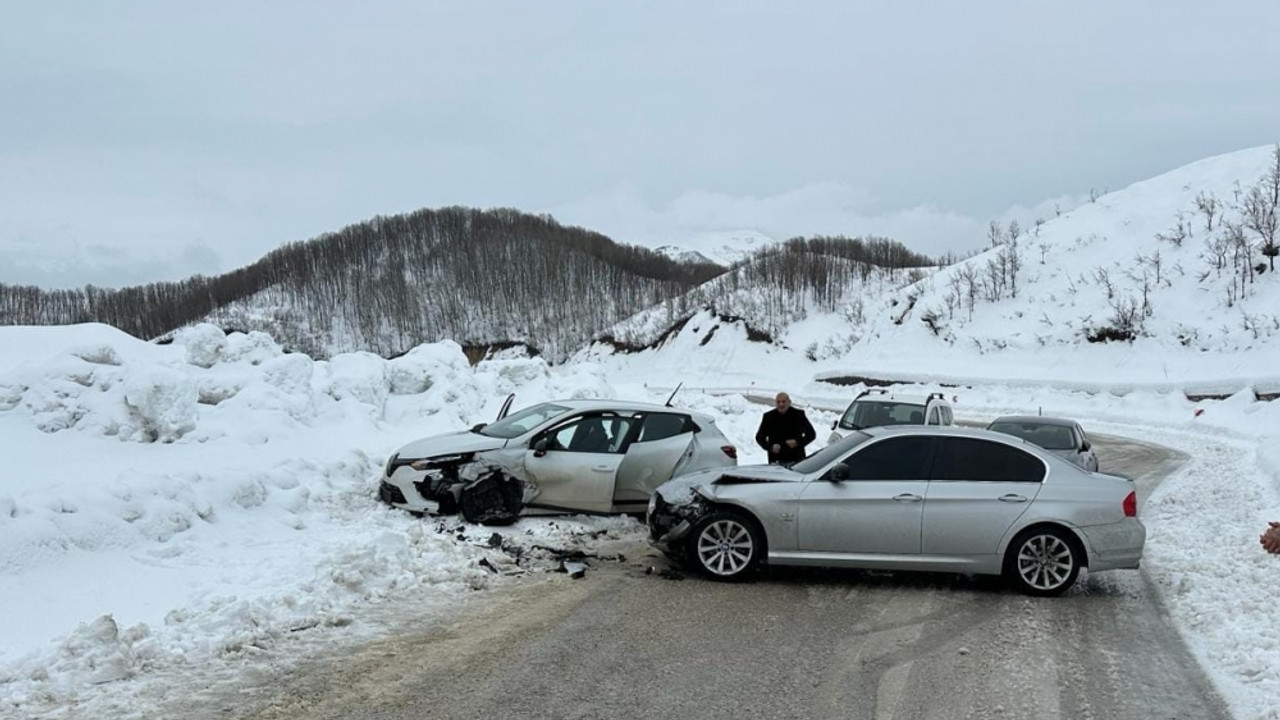 Tunceli'de 2 otomobilin çarpıştığı kazada 3 kişi yaralandı