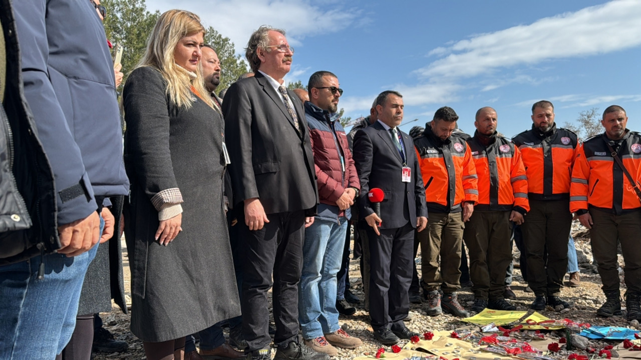 Turist Rehberleri Birliği, İsias Otel'in enkaz alanına karanfil bıraktı