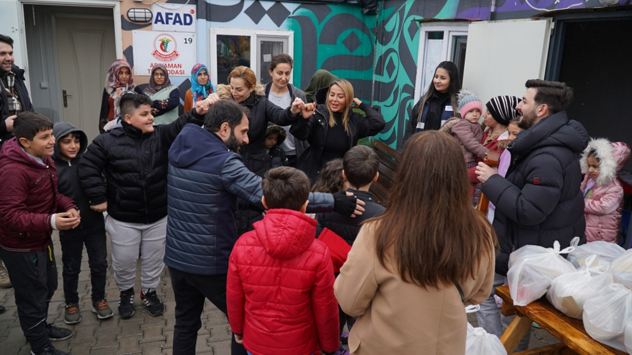 Ünlüler depremzedelere moral için Adıyaman'da konteyner kentleri ziyaret etti