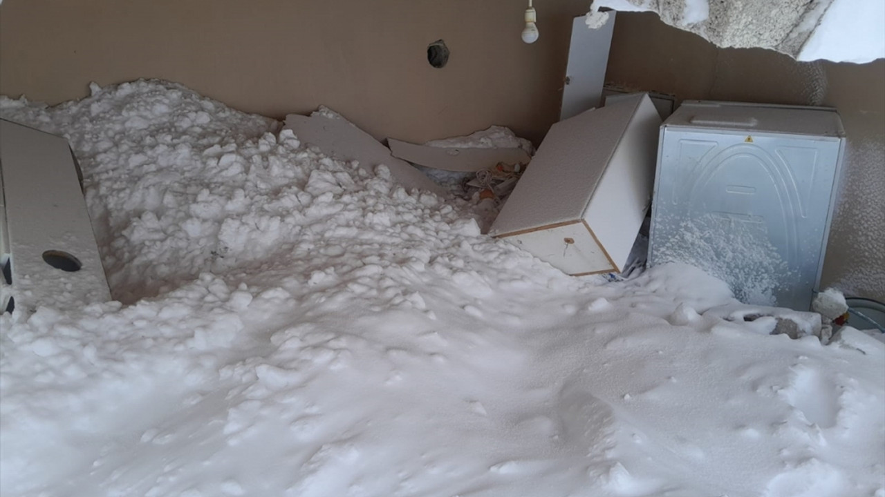 Van'da üzerine çığ düşen evde hasar oluştu