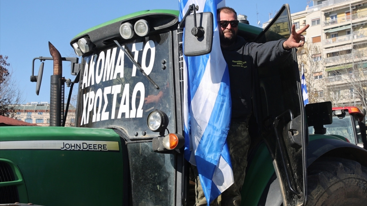 Yunanistan'da çiftçiler traktörleriyle eylem yaptı