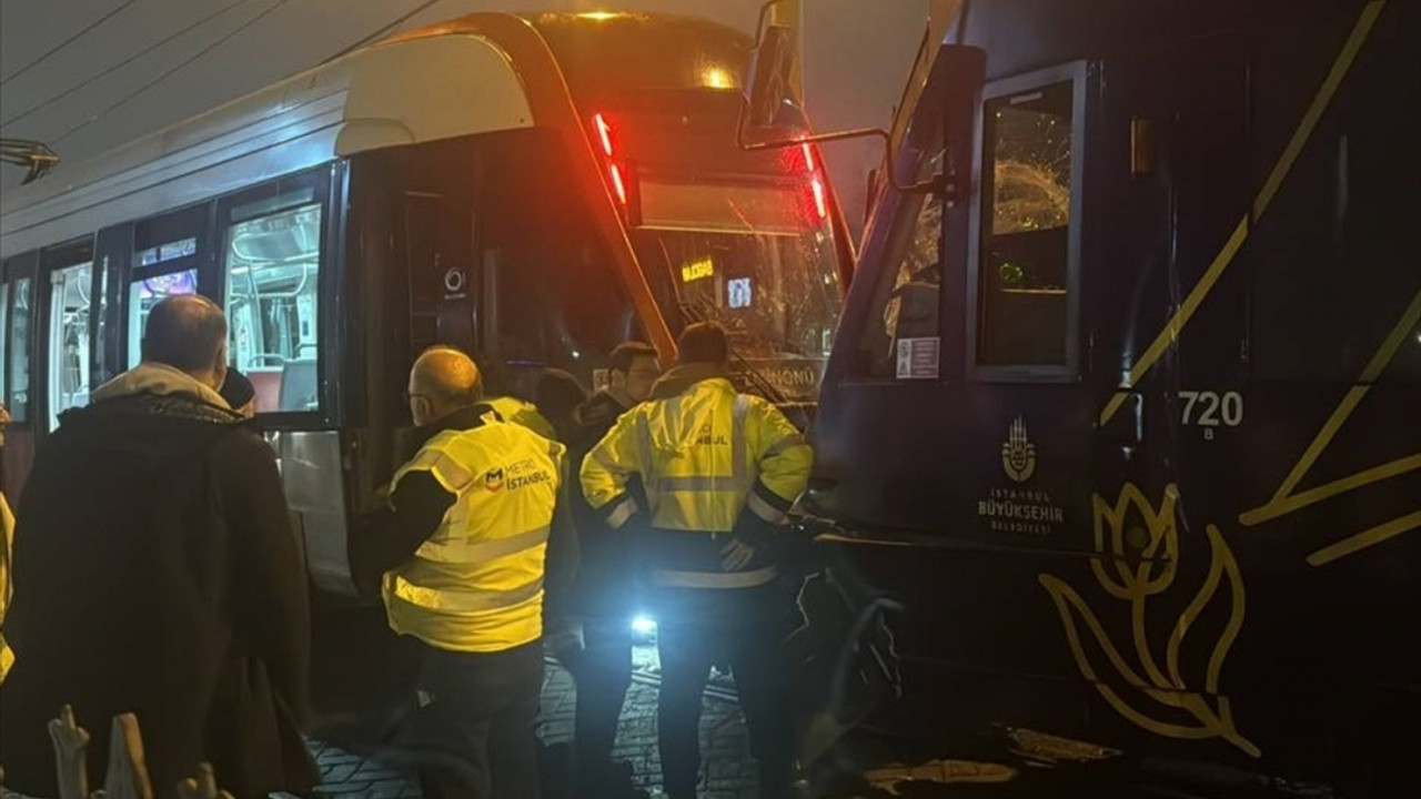 Zeytinburnu'nda iki tramvay kaza yaptı, seferler aksadı