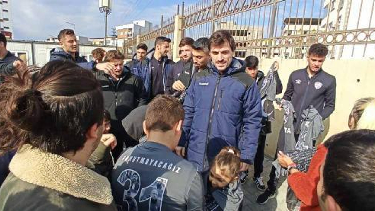 Amedspor ile İskenderunspor maç öncesi depremzedelerle buluştu