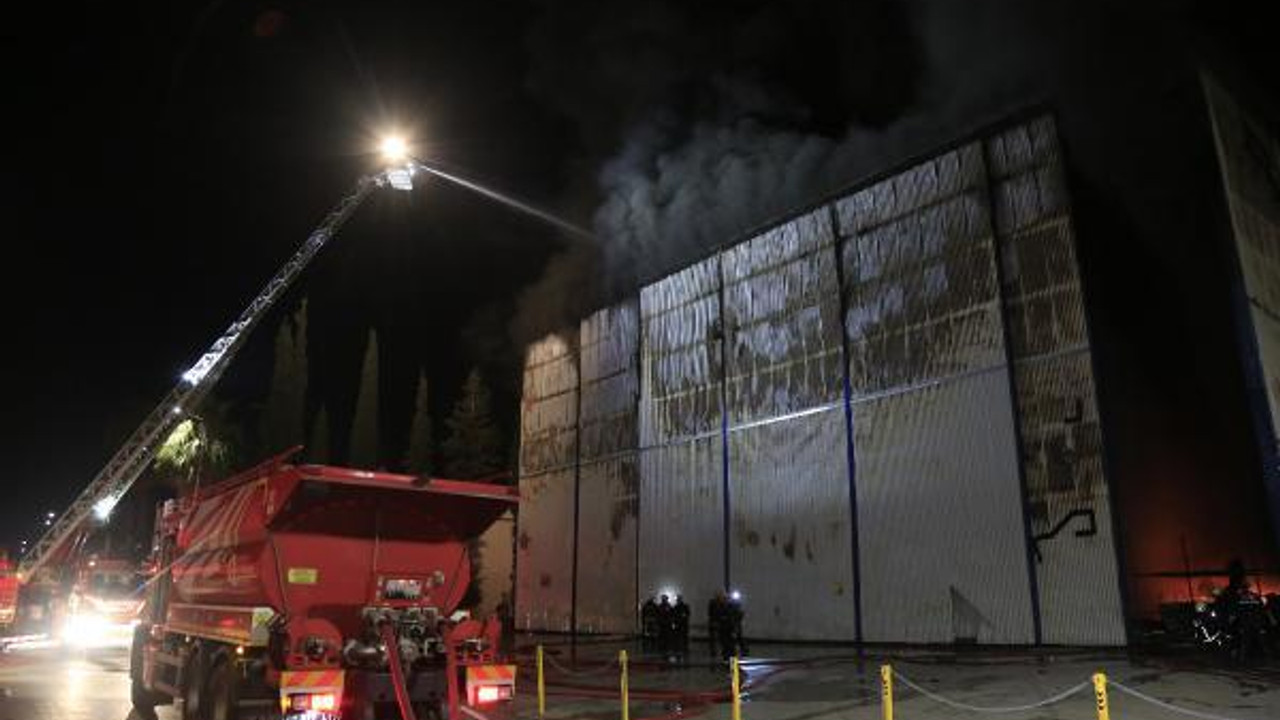 Antalya'da tekne ve yat imalathanesinde çıkan yangın söndürüldü