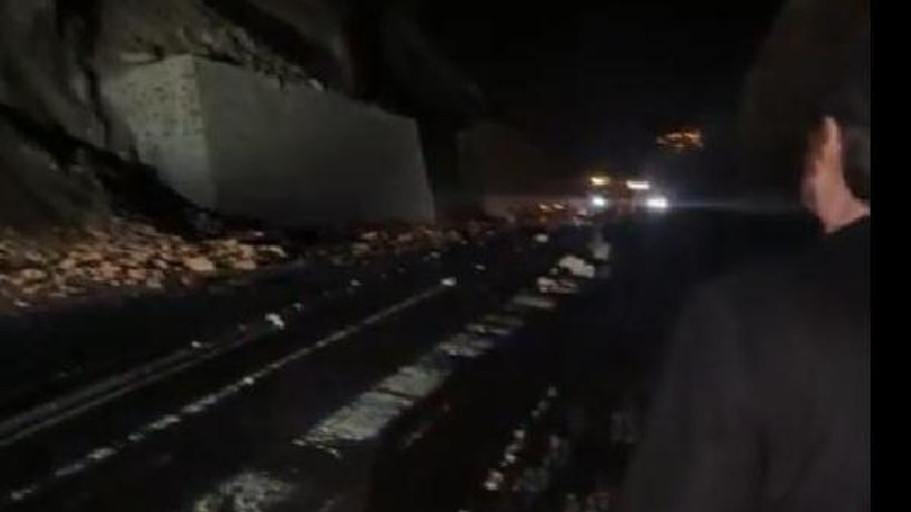 Artvin- Borçka karayolunda heyelan; risk nedeniyle çalışma başlatılamadı