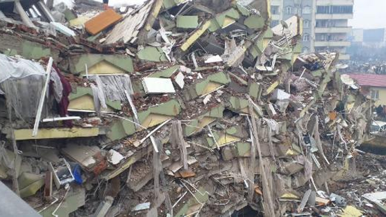 Depremde 96 kişinin öldüğü binanın görevlisi: Asansörün altından su çıkardı