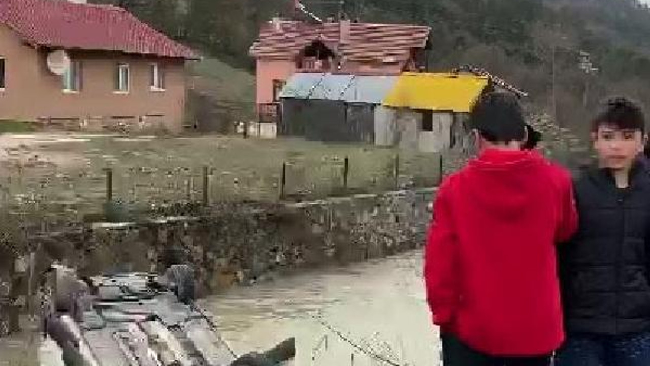 Dereye uçup ters dönen cipteki aileyi boğulmaktan vatandaşlar kurtardı