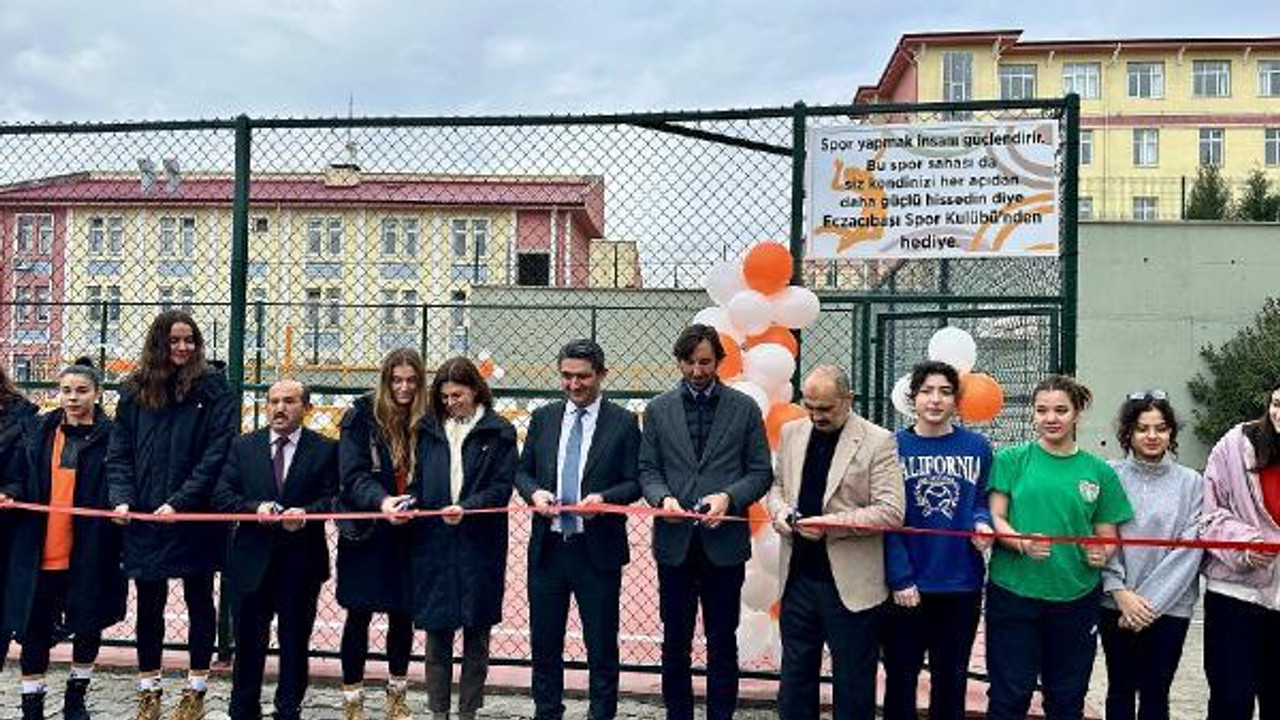 Eczacıbaşı Spor Kulübü, Kahramanmaraş Aziz Sancar Anadolu Lisesi’ne voleybol sahası hediye etti