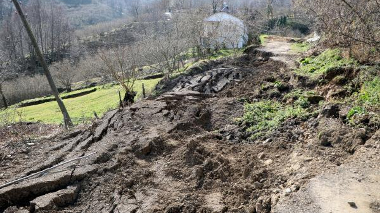 Heyelanlar, köyü parça parça yutuyor