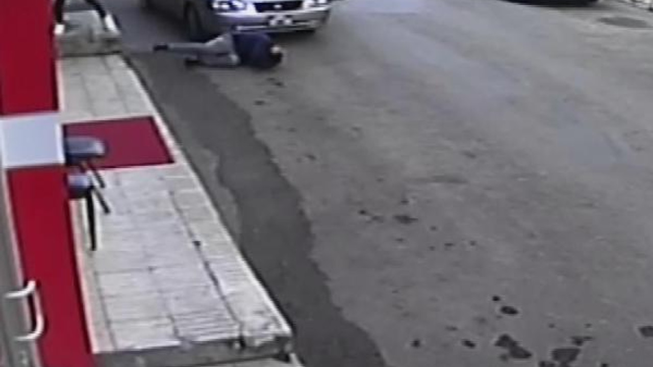 Husumetlisini silahla yaraladı, o anlar güvenlik kamerasına yansıdı