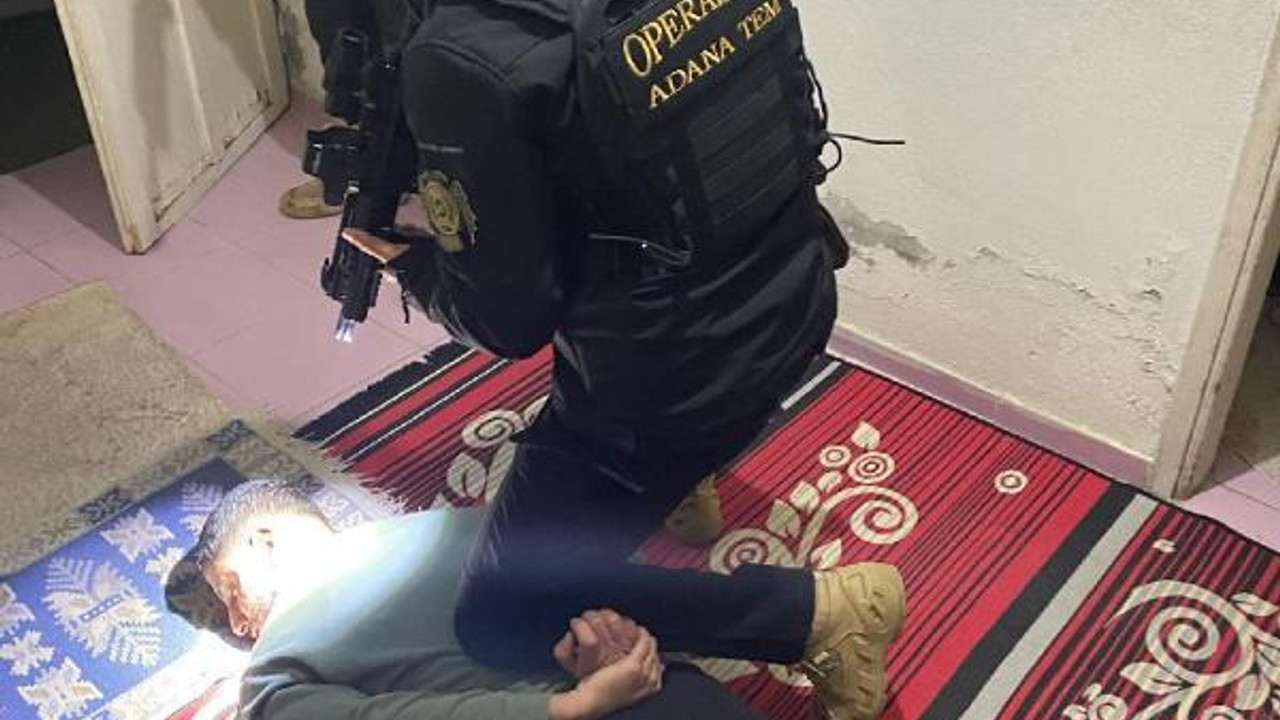 Köprüye terör örgütü elebaşının fotoğrafını asan 2 şüpheli yakalandı