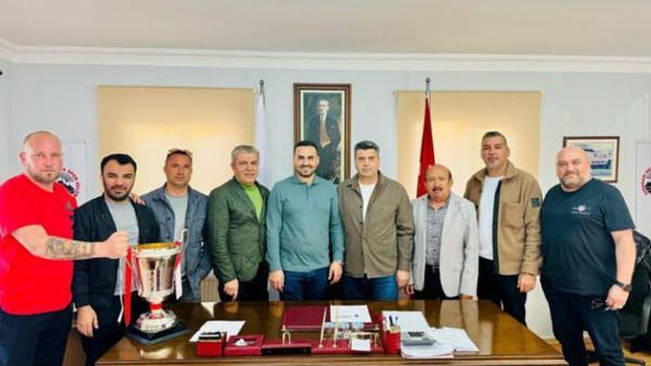 Kuşadasıspor'da Palaz imzaladı