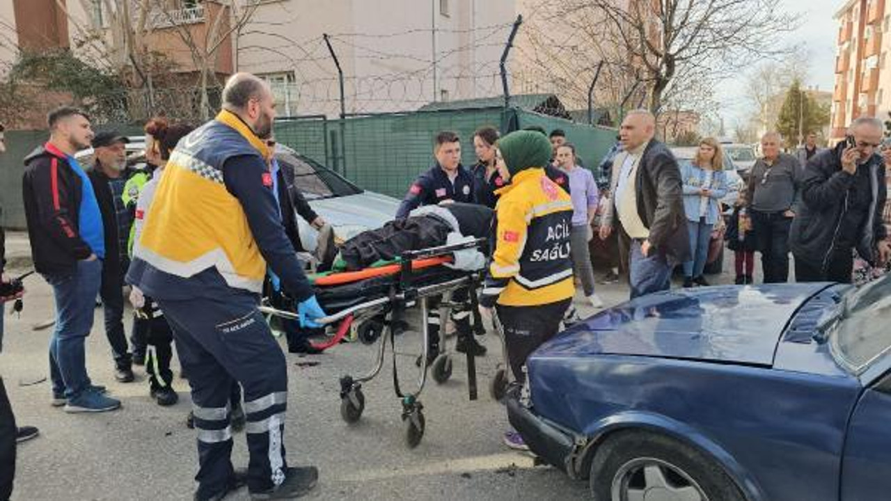 Otomobille çarpışan motosikletteki 2 kişi yaralandı; sürücü arkadaşını bırakıp kaçtı