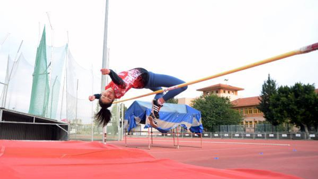 (ÖZEL) Beden eğitimi öğretmeni keşfetti, yüksek atlamada Türkiye şampiyonu oldu