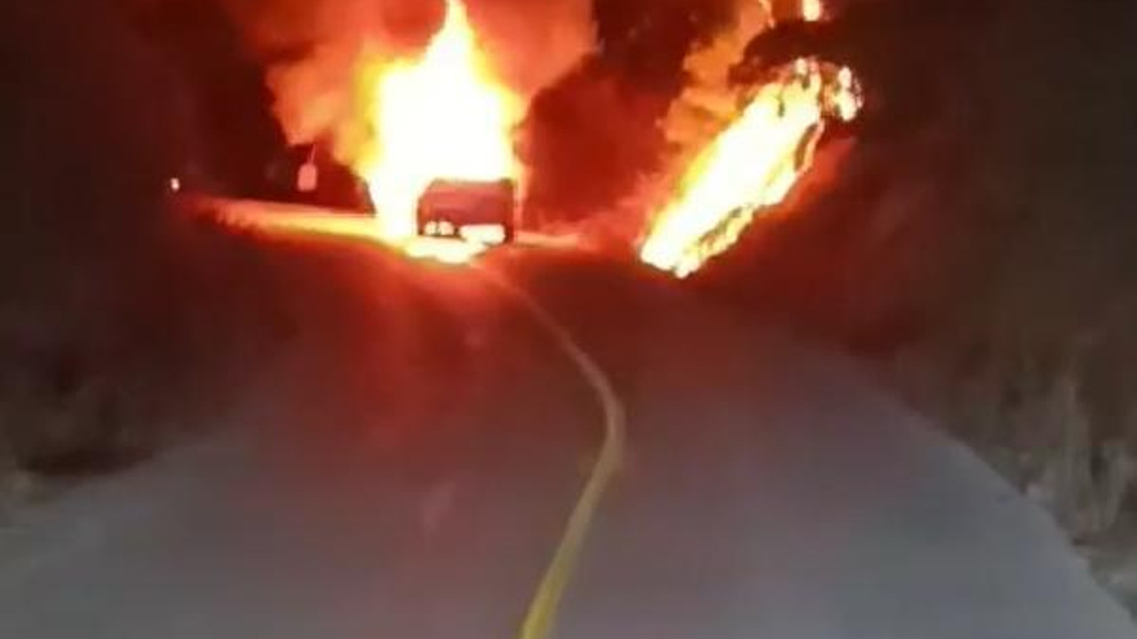 Seyir halindeyken motoru tutuşan otomobil alev alev yandı; o anlar kamerada