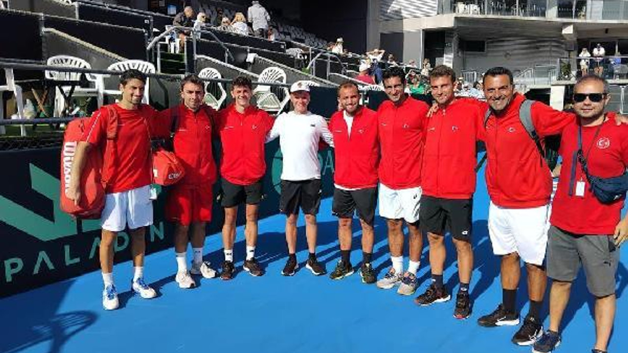 Teniste 2 gurur birden 