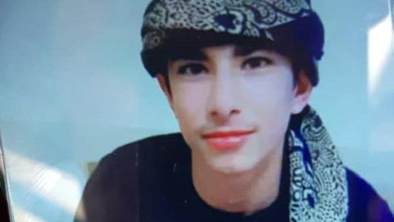 Üst geçit yerine bariyerden atlayıp karşıya geçmek isteyen yayaya otomobil çarptı